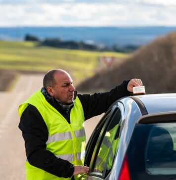 Bruselas enfatiza en el Parlamento Europeo que la baliza V-16 se ajusta a la legislación de la UE | Economía