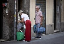 Vivienda ya ha solicitado la retirada de más de 86.000 anuncios de pisos turísticos sin número de registro oficial | Vivienda | Economía