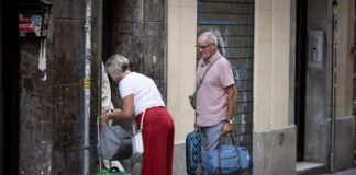 Vivienda ya ha solicitado la retirada de más de 86.000 anuncios de pisos turísticos sin número de registro oficial | Vivienda | Economía