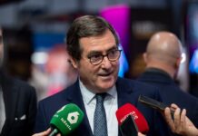 Garamendi defiende su salario tras la crítica de Díaz: “La mitad se va a Hacienda, se lo llevará ella para gestionarlo” | Economía