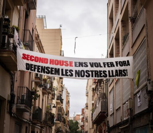 Consumo informa por carta a 13 inmobiliarias y fondos de que la prórroga de los alquileres es obligatoria | Economía