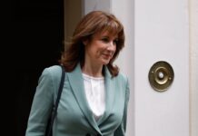 La ministra británica de Economía desafía a los euroescépticos y defiende un mayor alineamiento normativo con la UE | Economía