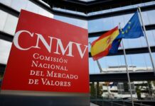 La presencia de mujeres en puestos directivos cae al 24,3% aunque mejora en los consejos de administración | Economía