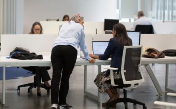 El enfado de los que podrían teletrabajar y no les dejan: “Mejoraría mi calidad de vida” | Economía