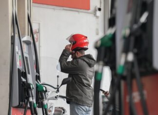 Hacienda condicionará las rebajas fiscales sobre carburantes y luz a la evolución de la inflación | Economía