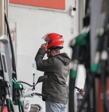 Hacienda condicionará las rebajas fiscales sobre carburantes y luz a la evolución de la inflación | Economía