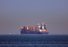 Navieras y petroleras evitan el estrecho de Ormuz y el crudo se dispara el 10% en operaciones bilaterales | Economía