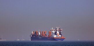 Navieras y petroleras evitan el estrecho de Ormuz y el crudo se dispara el 10% en operaciones bilaterales | Economía