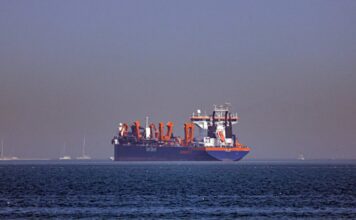 Navieras y petroleras evitan el estrecho de Ormuz y el crudo se dispara el 10% en operaciones bilaterales | Economía