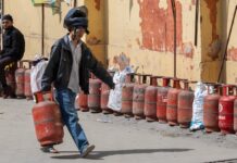 Escuelas cerradas y racionamiento del gas: el bloqueo de Ormuz azota a los países más pobres | Economía