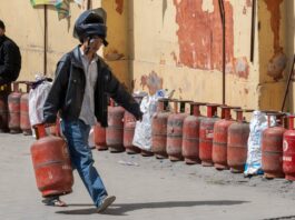 Escuelas cerradas y racionamiento del gas: el bloqueo de Ormuz azota a los países más pobres | Economía