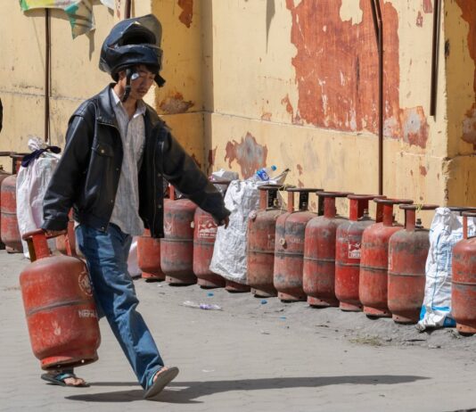 Escuelas cerradas y racionamiento del gas: el bloqueo de Ormuz azota a los países más pobres | Economía