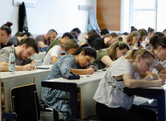 Función Pública prevé que las 35 horas en el Estado entren en vigor a mediados de abril, aunque aún carece de todo el apoyo sindical | Economía