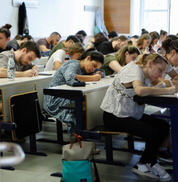 Función Pública prevé que las 35 horas en el Estado entren en vigor a mediados de abril, aunque aún carece de todo el apoyo sindical | Economía