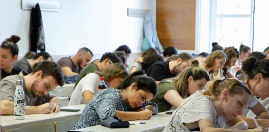 Función Pública prevé que las 35 horas en el Estado entren en vigor a mediados de abril, aunque aún carece de todo el apoyo sindical | Economía