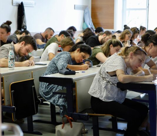 Función Pública prevé que las 35 horas en el Estado entren en vigor a mediados de abril, aunque aún carece de todo el apoyo sindical | Economía