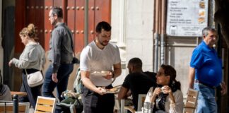 Los jóvenes ven la hostelería como un trabajo de paso por los problemas de conciliación y los bajos salarios | Economía