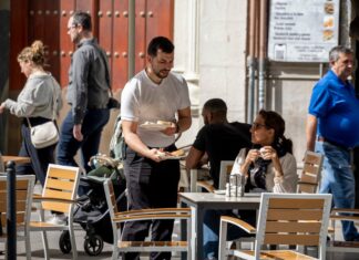 Los jóvenes ven la hostelería como un trabajo de paso por los problemas de conciliación y los bajos salarios | Economía