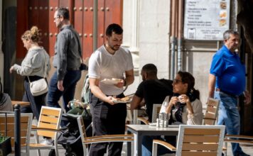 Los jóvenes ven la hostelería como un trabajo de paso por los problemas de conciliación y los bajos salarios | Economía