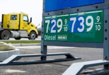 El precio del galón de gasolina en Estados Unidos supera los cuatro dólares por primera vez desde 2022 y desata las críticas a Trump | Economía