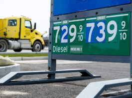 El precio del galón de gasolina en Estados Unidos supera los cuatro dólares por primera vez desde 2022 y desata las críticas a Trump | Economía