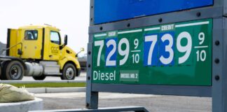 El precio del galón de gasolina en Estados Unidos supera los cuatro dólares por primera vez desde 2022 y desata las críticas a Trump | Economía