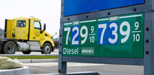 El precio del galón de gasolina en Estados Unidos supera los cuatro dólares por primera vez desde 2022 y desata las críticas a Trump | Economía