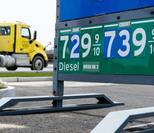 El precio del galón de gasolina en Estados Unidos supera los cuatro dólares por primera vez desde 2022 y desata las críticas a Trump | Economía