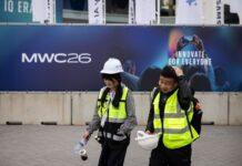 Llega la ‘Era del IQ’: el Mobile presenta el móvil que piensa y se mueve solo | Economía