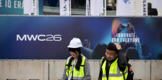 Llega la ‘Era del IQ’: el Mobile presenta el móvil que piensa y se mueve solo | Economía