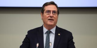 La patronal se borra de la negociación para regular la entrada de los sindicatos en la dirección de las empresas | Economía