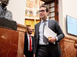 Cuerpo propone dar un año a las pymes para implantar el registro horario digital, pero Díaz plantea seis meses | Economía