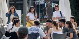 Juventud activa un buzón para que los becarios denuncien de forma anónima si sufren explotación laboral | Economía