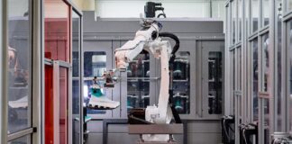 Zapatillas que se fabrican como un Tesla: On robotiza la industria del ‘running’ para plantar cara a Nike y Adidas | Economía