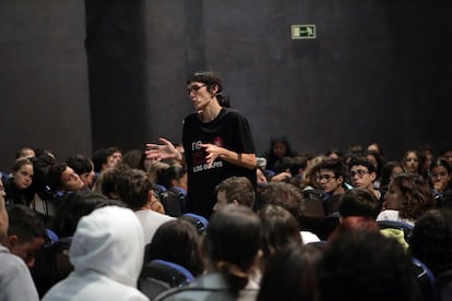 Pamela Palenciano, durante la representación de su monólogo 'No solo duelen los golpes', en un centro de Fuerteventura en 2023.