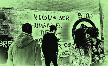 Alumnos del IES Satafi, en Getafe (Madrid),   elaborando un grafiti contra los discursos de odio.