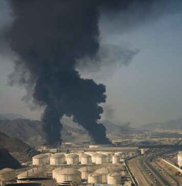 Arma de guerra, agente del caos: el petróleo gobierna el mundo una vez más | Economía