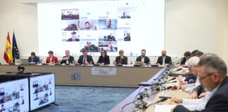 Puente se abre a activar ayudas al transporte profesional ante la escalada del precio del combustible | Economía