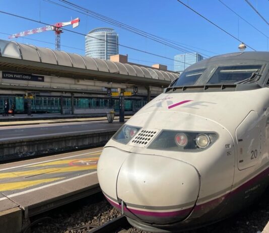 Renfe ultima una oferta para entrar en la línea regional entre París y Lyon | Empresas