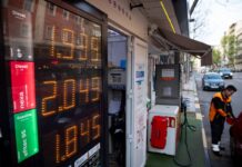 Los transportistas amenazan con protestas si el Gobierno no activa nuevas medidas contra la subida del combustible | Economía