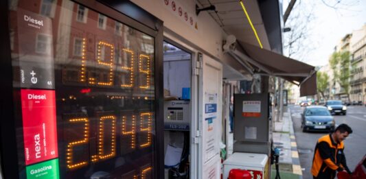 Los transportistas amenazan con protestas si el Gobierno no activa nuevas medidas contra la subida del combustible | Economía