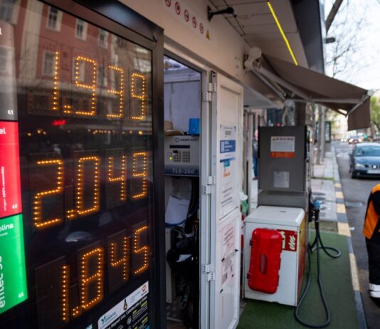 Los transportistas amenazan con protestas si el Gobierno no activa nuevas medidas contra la subida del combustible | Economía