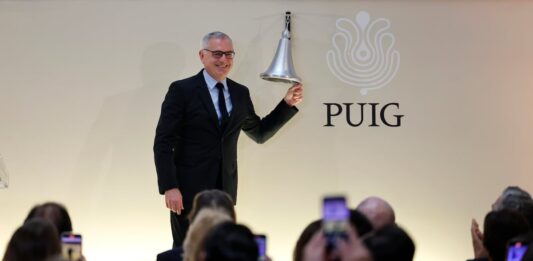 La posible fusión de Puig y Estée Lauder: dos proyectos familiares para crear un gigante | Economía
