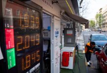 Las petroleras podrán ser multadas con hasta seis millones si no facilitan datos sobre precios | Economía