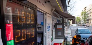 Las petroleras podrán ser multadas con hasta seis millones si no facilitan datos sobre precios | Economía