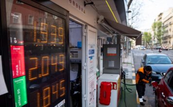 Las petroleras podrán ser multadas con hasta seis millones si no facilitan datos sobre precios | Economía