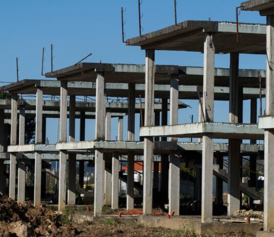 BBVA advierte que la guerra complicará aún más la construcción de vivienda | Vivienda | Economía