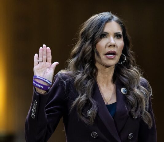 Daniel Noboa condecoró a Kristi Noem con la Orden Nacional Al Mérito por su aporte en cooperación bilateral | Política | Noticias