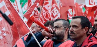 Unos 5.000 transportistas protestan frente al Ministerio de Transportes para reclamar el anticipo de su jubilación | Economía