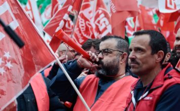 Unos 5.000 transportistas protestan frente al Ministerio de Transportes para reclamar el anticipo de su jubilación | Economía